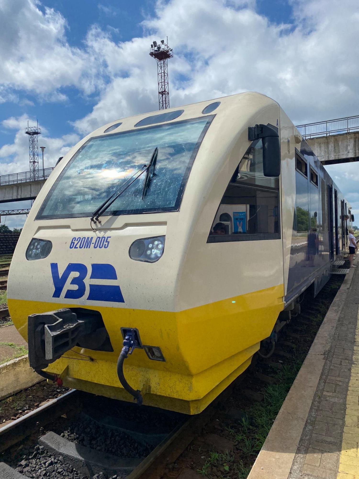 Укрзализныця влипла в очередной скандал: кондукторы берут деньги за проезд себе, не выдавая билеты (фото)